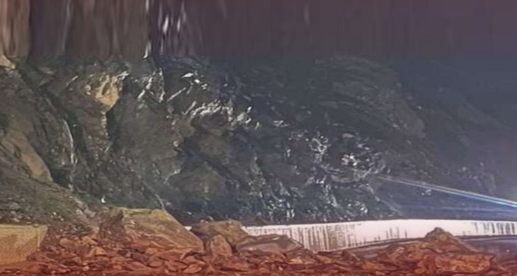 Hakkari–Van karayolu heyelan nedeniyle ulaşıma kapandı