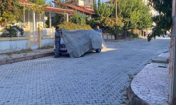 Temizlik çalışmalarında araçlara brandalı önlem