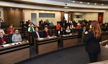 Isparta kadın girişimcilerden etkili konuşma ve diksiyon kursu