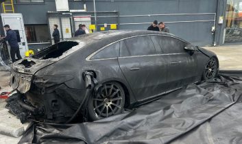 Lüks otomobil şarj istasyonunda alev aldı