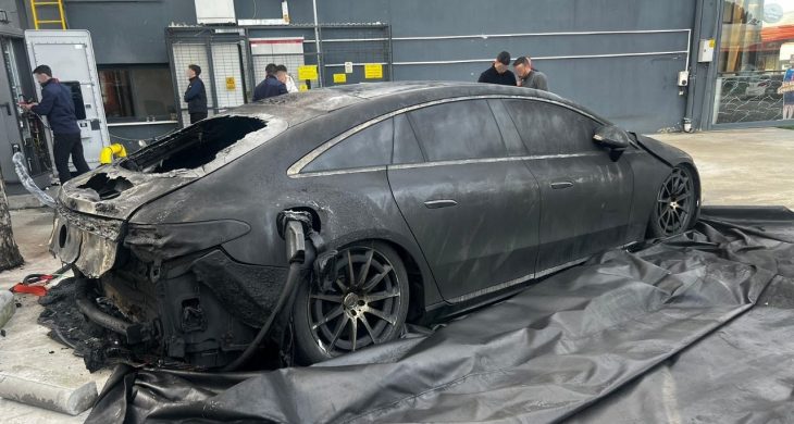 Lüks otomobil şarj istasyonunda alev aldı