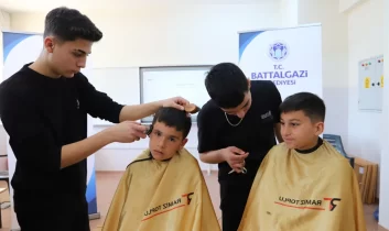 Malatya’da çocuklar bayrama ücretsiz tıraşla hazırlandı