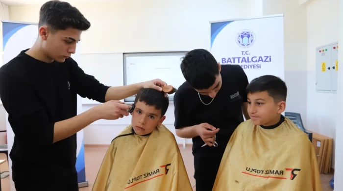Malatya’da çocuklar bayrama ücretsiz tıraşla hazırlandı