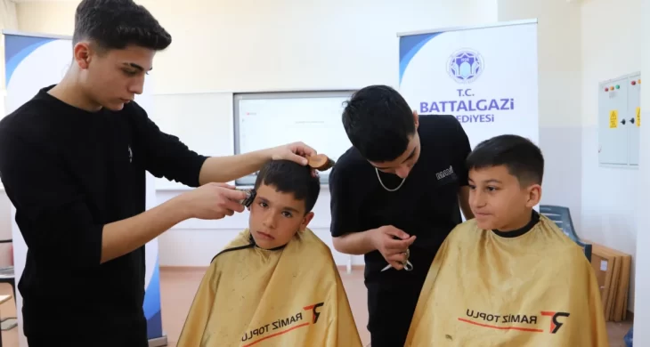 Malatya’da çocuklar bayrama ücretsiz tıraşla hazırlandı