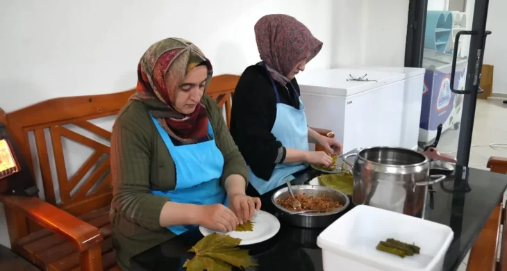 Malatya’da kadın kooperatifinde bayram tatlısı mesaisi
