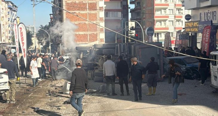 Malatya’da freni boşalan kamyon 15 araca çarptı!