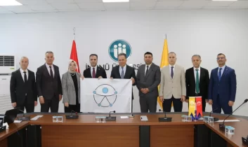 Malatya’da İnönü Üniversitesi Kütüphanesi’ne erişilebilirlik bayrağı