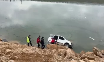 Malatya’da kontrolden çıkan araç gölete düştü