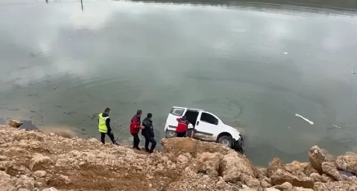Malatya’da kontrolden çıkan araç gölete düştü