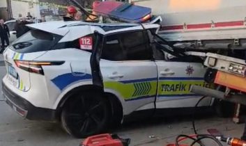 Manisa’da ekip aracı tıra çarptı: 1 polis şehit oldu