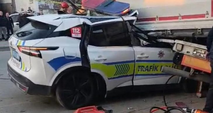 Manisa’da ekip aracı tıra çarptı: 1 polis şehit oldu