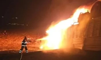 Mardin’de devrilen tır alev aldı, sürücü hayatını kaybetti