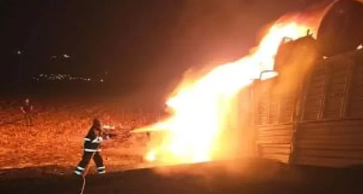 Mardin’de devrilen tır alev aldı, sürücü hayatını kaybetti