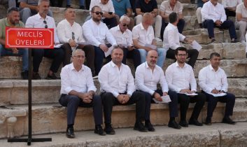 Tarihi Konuralp Amfi Tiyatro’da Belediye Meclis toplantısı yapıldı