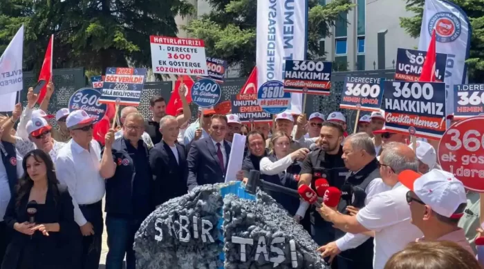 Memurlar basın açıklamasında sabır taşını balyozla kırdılar
