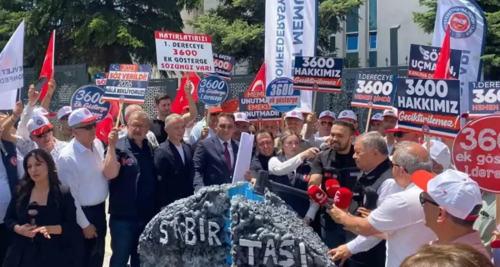 Memurlar basın açıklamasında sabır taşını balyozla kırdılar