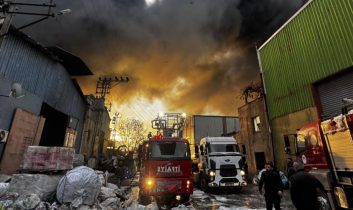 Mersin’de geri dönüşüm tesisinde yangın paniği