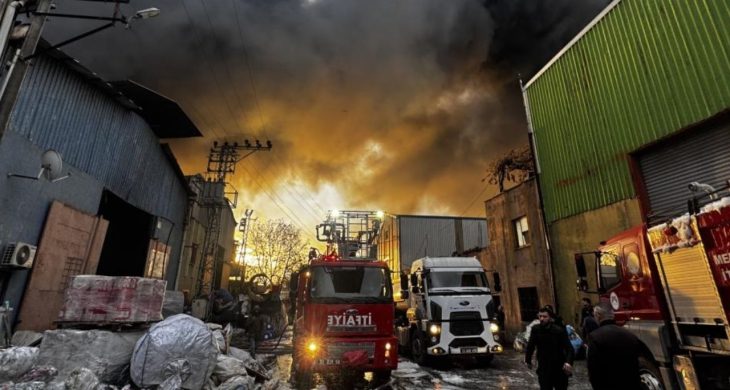 Mersin’de geri dönüşüm tesisinde yangın paniği
