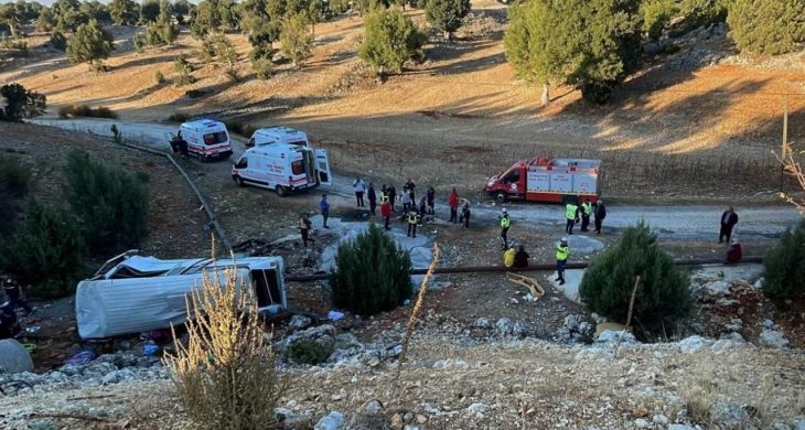Mersin’de işçi servisi şarampole devrildi: 5 ölü, 14 yaralı