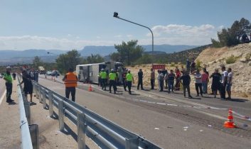 Mersin’de yolcu otobüsü ile kamyon çarpıştı: Ölü ve yaralılar var