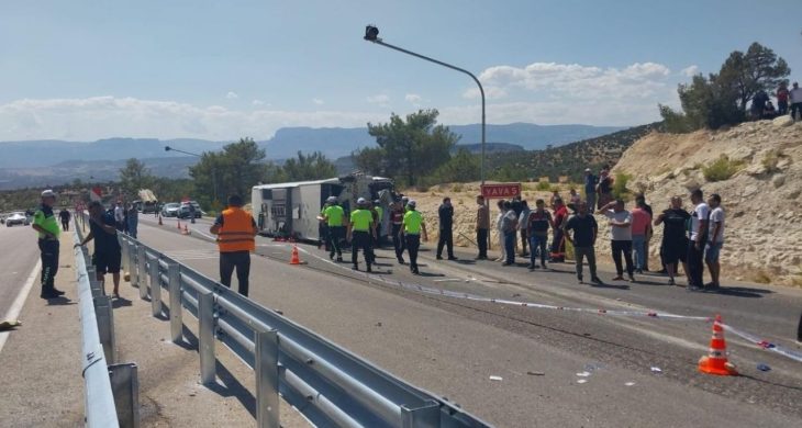 Mersin’de yolcu otobüsü ile kamyon çarpıştı: Ölü ve yaralılar var