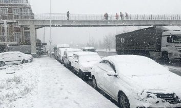 Doğu Anadolu’da kar ve tipi ulaşımı felç etti: 9 ilde 3 bin 367 yol kapalı