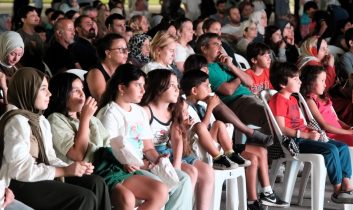 Kocaelililer, en güzel filmleri İzmit’in kalbinde izliyor; Milli İrade Meydanı, sinemaseverlerin adresi oldu