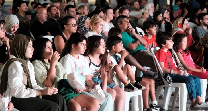 Kocaelililer, en güzel filmleri İzmit’in kalbinde izliyor; Milli İrade Meydanı, sinemaseverlerin adresi oldu