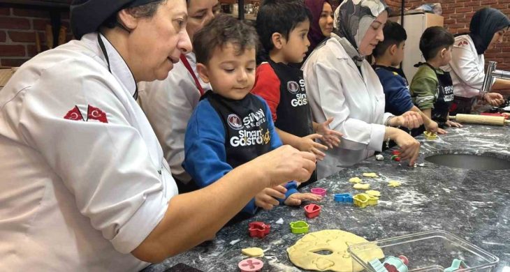 Minik öğrenciler Gastro Sincan’da kurabiye yaptı