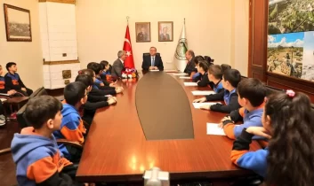 Minik öğrencilerden Vali Polat’a  ziyaret
