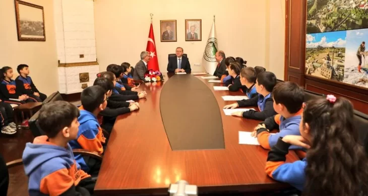 Minik öğrencilerden Vali Polat’a  ziyaret