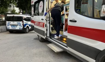 Mudanya’da motosiklet ile otomobil çarpıştı: 2 genç yaralı