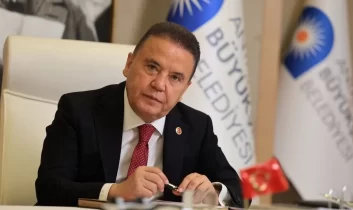 Muhittin Böcek kalp rahatsızlığı nedeniyle hastaneye kaldırıldı