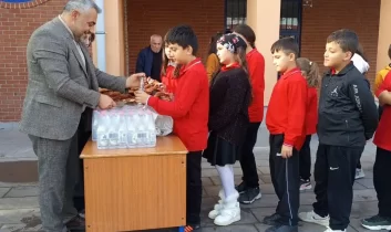 Muhtar Yağlı öğrencilerin mutluluğuna ortak oldu