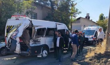 Muş’ta yolcu treni okul servisine çarptı: 17 öğrenci yaralandı