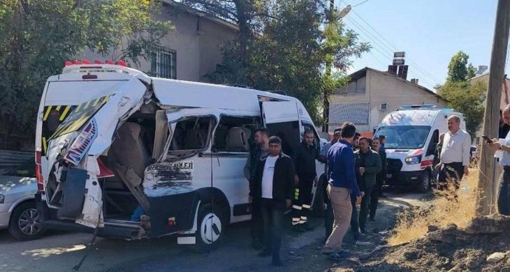 Muş’ta yolcu treni okul servisine çarptı: 17 öğrenci yaralandı