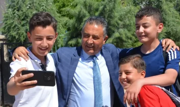 Öğrencilerden Rahmi Güney’e sevgi seli