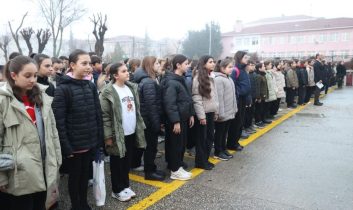 Okullarda 6 Şubat için saygı duruşunda bulunuldu