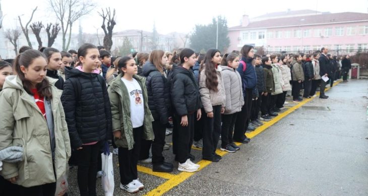 Okullarda 6 Şubat için saygı duruşunda bulunuldu