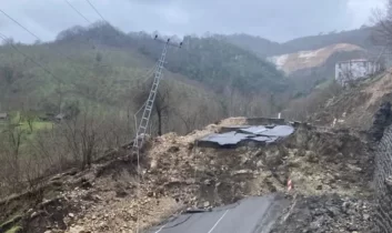 Ordu-Tokat yolunda heyelan: 300 metrelik bölüm çöktü