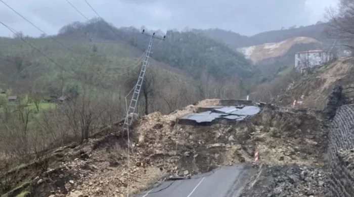 Ordu-Tokat yolunda heyelan: 300 metrelik bölüm çöktü