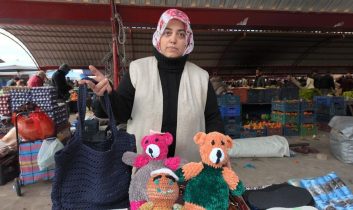 Efekent Pazarı’nda örgü ürünler büyük ilgi görüyor