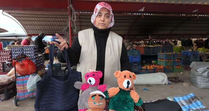 Efekent Pazarı’nda örgü ürünler büyük ilgi görüyor