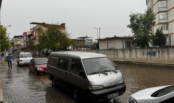 Aydın’da sağanak yağış mahalleyi göle çevirdi