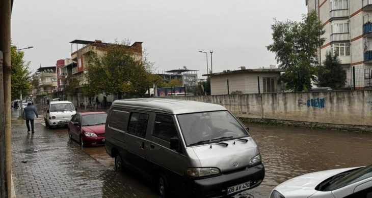 Aydın’da sağanak yağış mahalleyi göle çevirdi