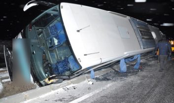 Otobüs refüje devrildi: 7 yaralı