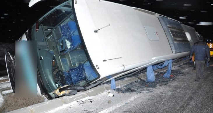 Otobüs refüje devrildi: 7 yaralı