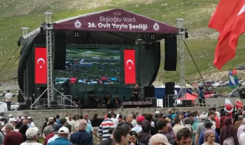 Ovit’te ilk gün coşkusu; Yaylada horon ve türkü şöleni