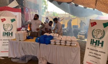 Pakistan’daki sel mağdurlarına yardım ulaştırıldı