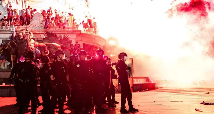 Paris’te kutlamalarda ortalık karıştı: 426 gözaltı